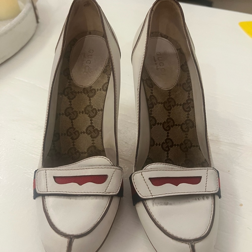 Gucci Cream and Red Stiletto Heels with Bow Accent - Picture 14 of 16